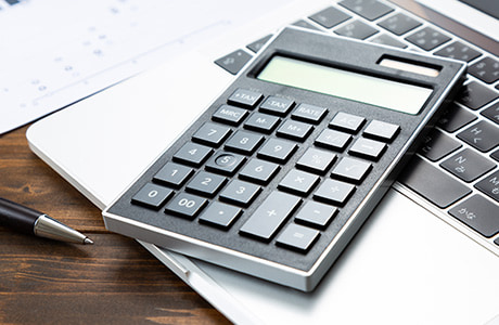 ・IT業務・ITOMを行う情報システム部門の机の上のイメージ